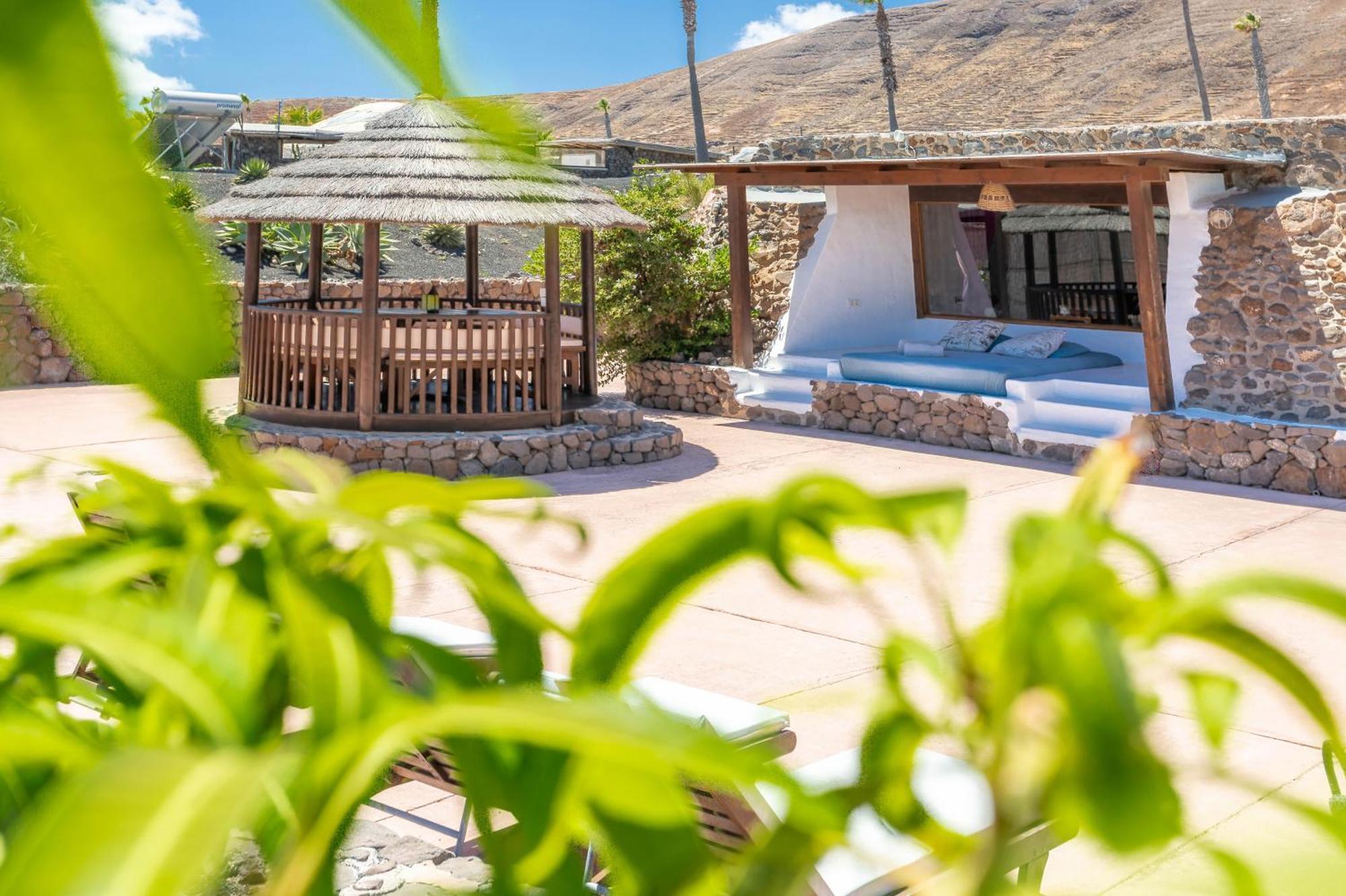 Finca De Arrieta Village - Yurts And Stone Cottages - Shared Pool - Walking Distance To Arrieta Beach - Off Grid Tabayesco Exterior photo