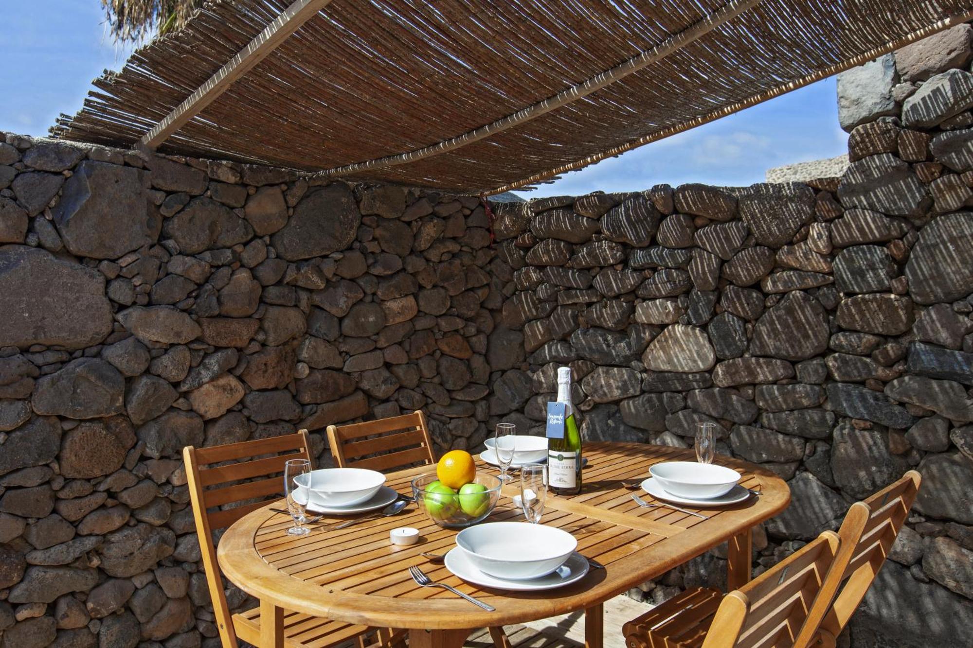 Finca De Arrieta Village - Yurts And Stone Cottages - Shared Pool - Walking Distance To Arrieta Beach - Eco Friendly Tabayesco Room photo